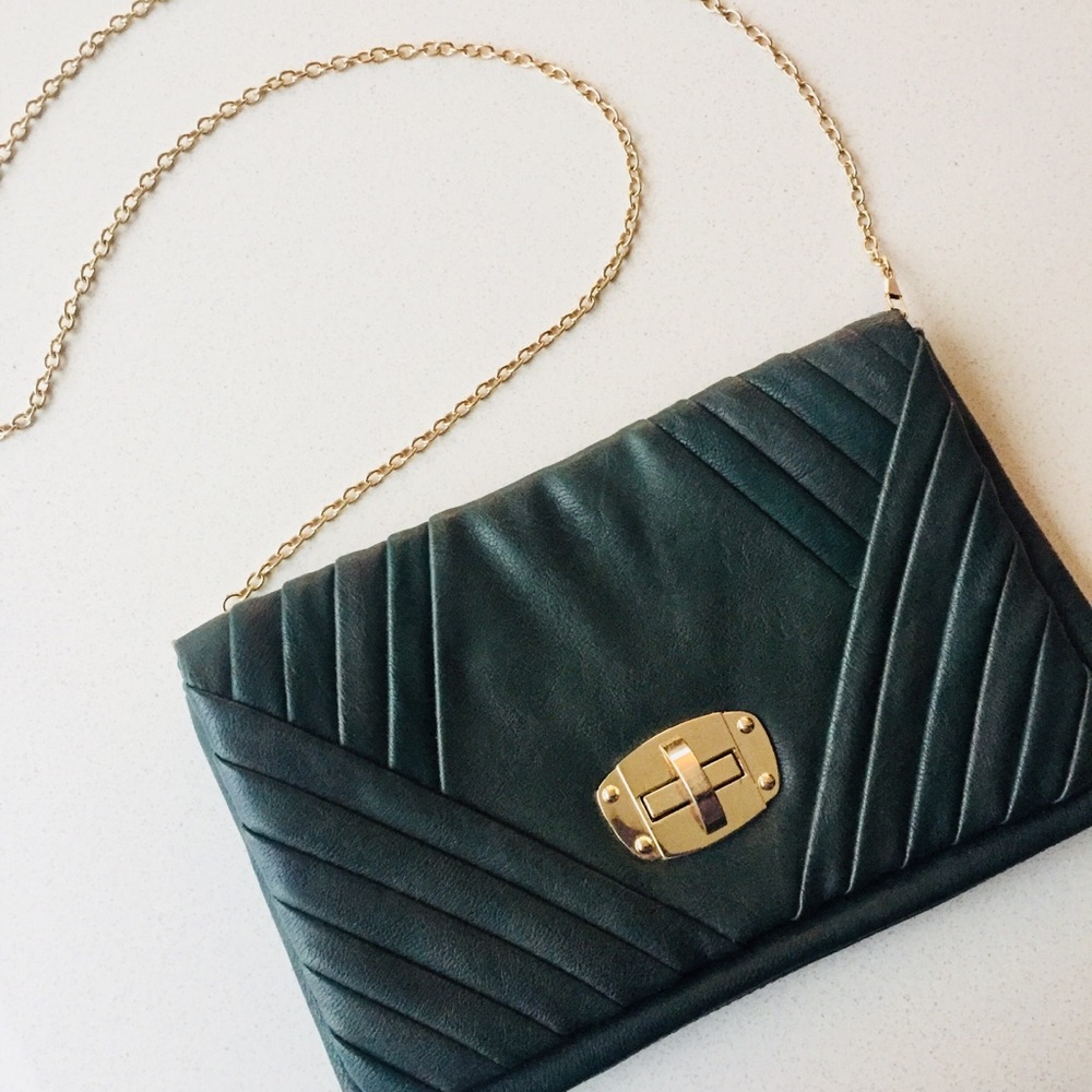 Dark green crossbody/clutch purse w/gold chain